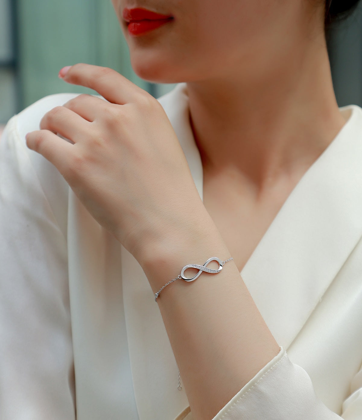 سوار TAAZLUXE™ Infinity مرصع بأحجار المويسانايت - مطلي بالذهب الأبيض عيار 18 قيراطًا