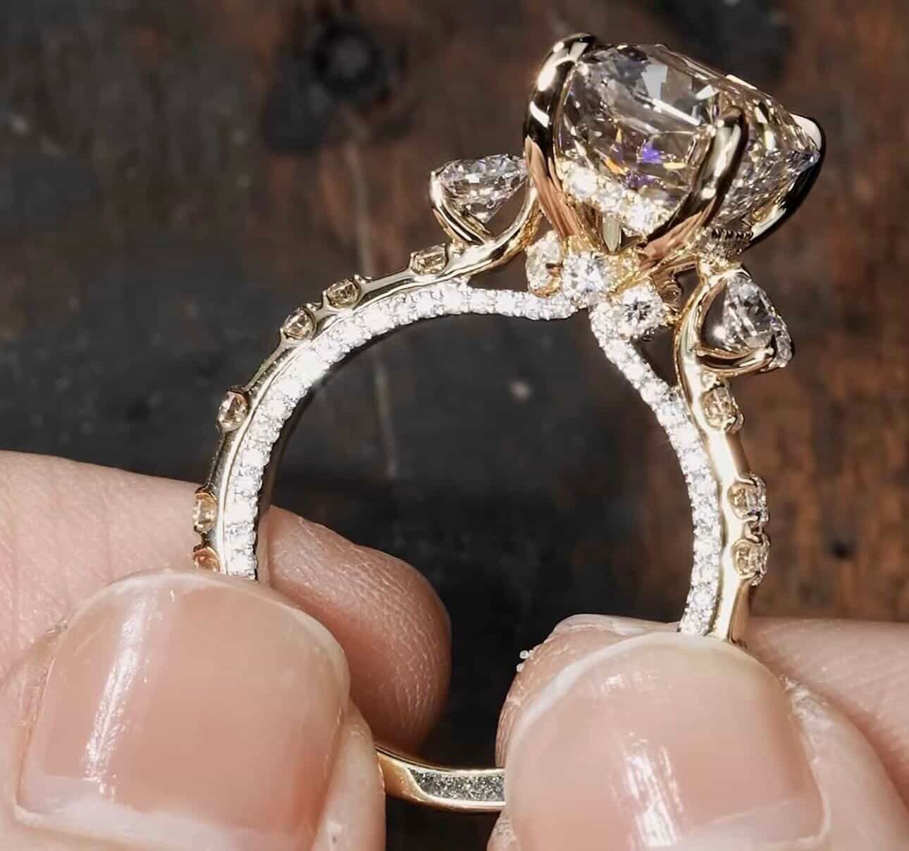 6 carats Square Cushion Arabic Ring | 18K Yellow Gold